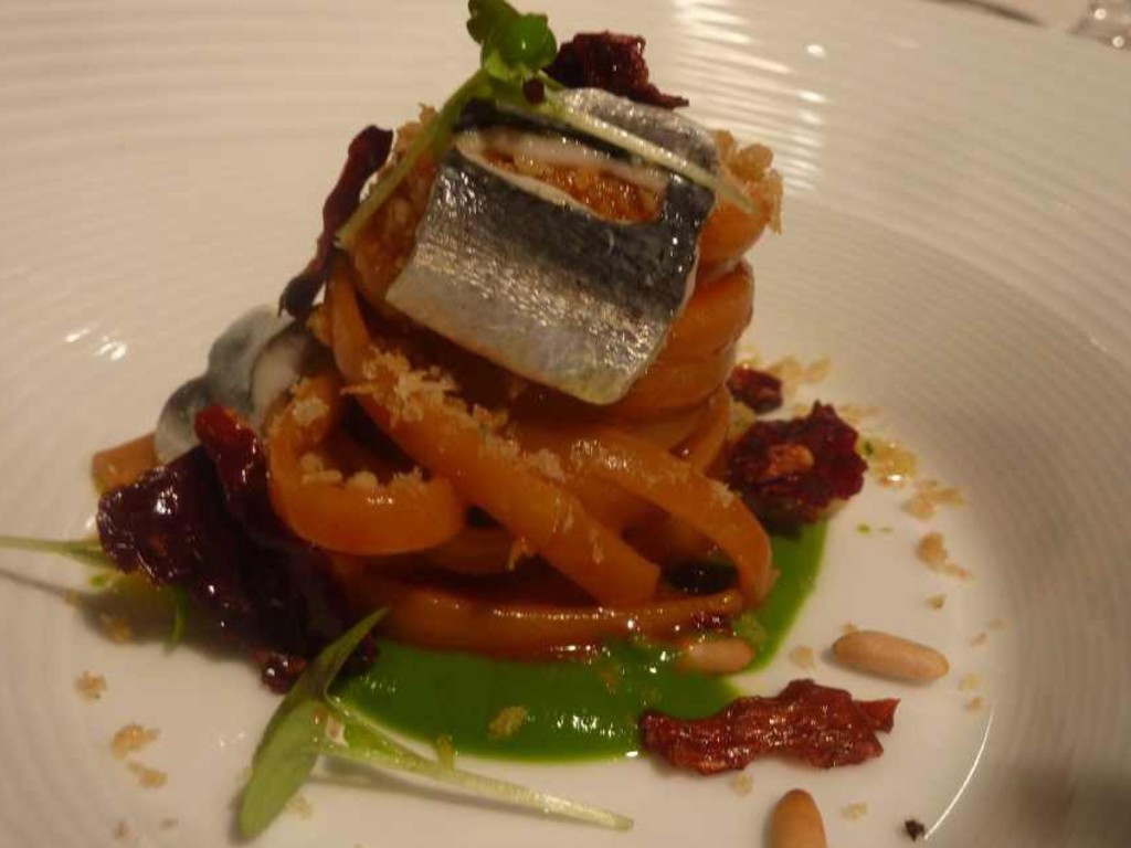 Linguine, peperone di Senise, sarde, crescione, pinoli.