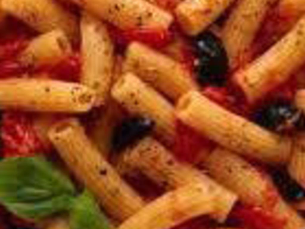 Maccheroni di Gragnano con pomodoro, basilico, capperi, olive taggiasche e origano fresco
