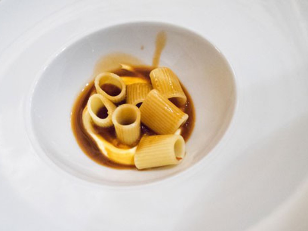 Mezzemaniche 600.27 di Carla Latini al caciucco ed emulsione al lime