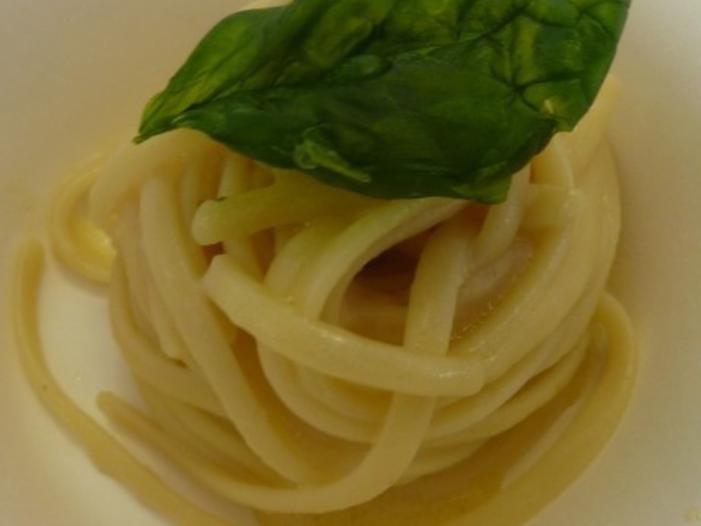 Omaggio a Magritte. Questa non e' una linguina al pomodoro