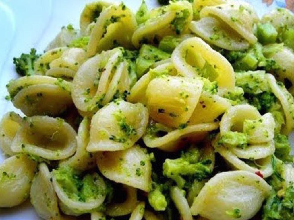 Orecchiette saltate al quartirolo e broccoli all'olio di oliva