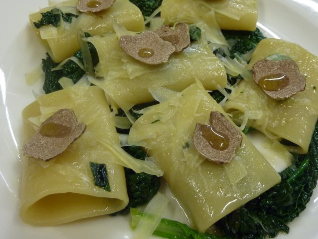 Paccheri al cavolo nero e tartufo bianco d'Alba