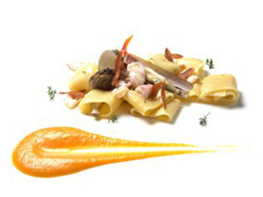 Paccheri di Gragnano con cannolicchi, tartufi di mare  e calamaretti velo su salsa di carote e bottarga