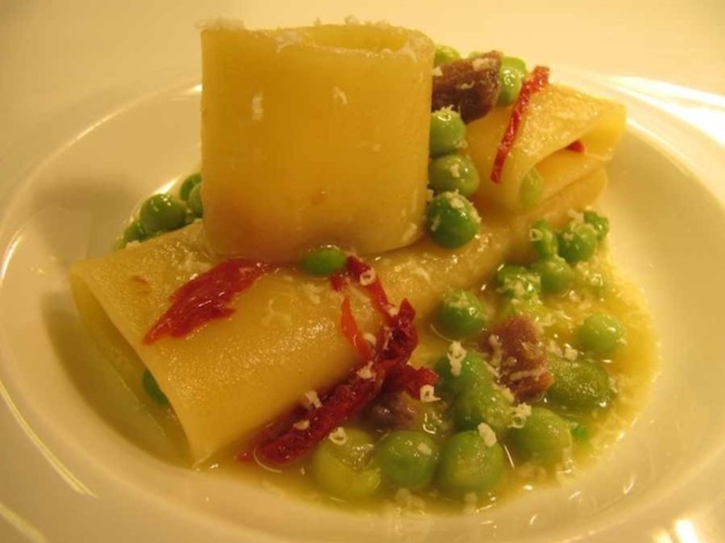 Paccheri di Gragnano, con favette, piselli, cipolle ed alici di Cetara