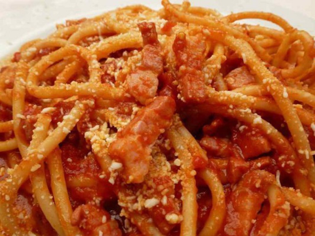 Pasta con pancetta e pomodoro