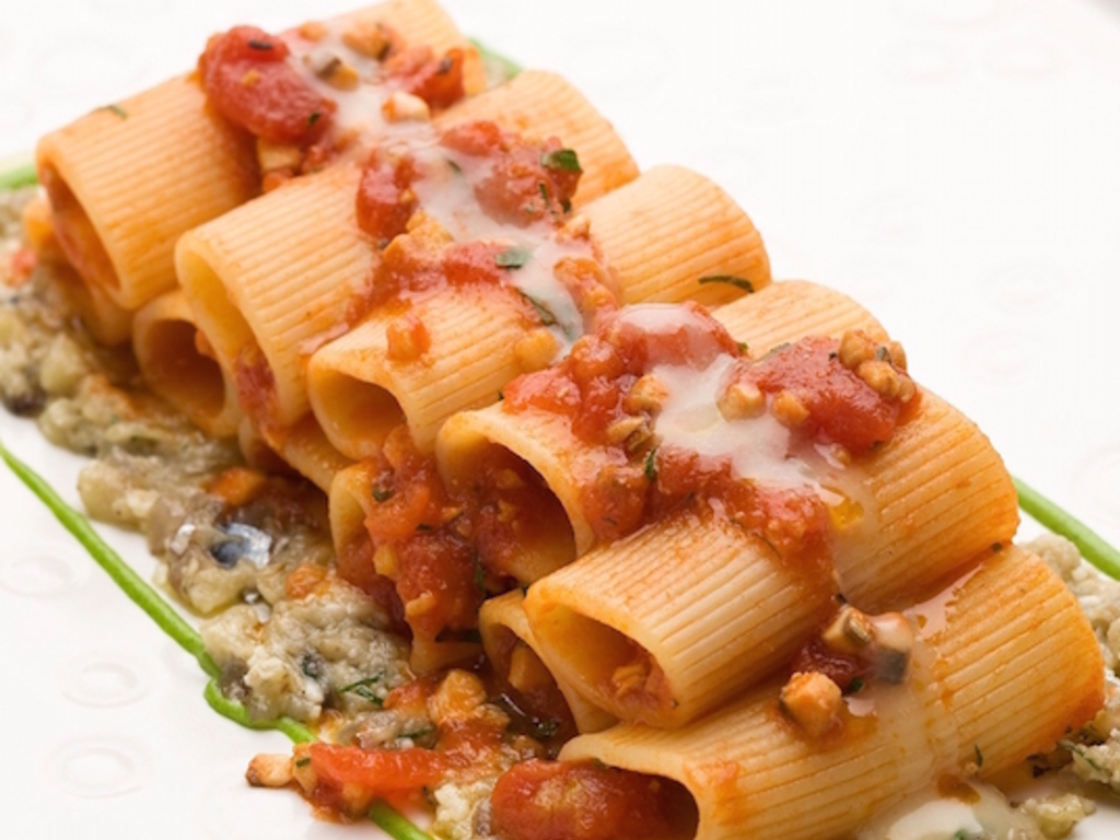 Rigatone all'arrabbiata con alici e melanzane