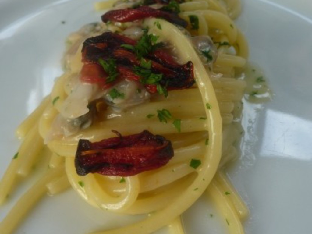 Spaghetti  affumicati, vongole e piccoli pomodori alla griglia