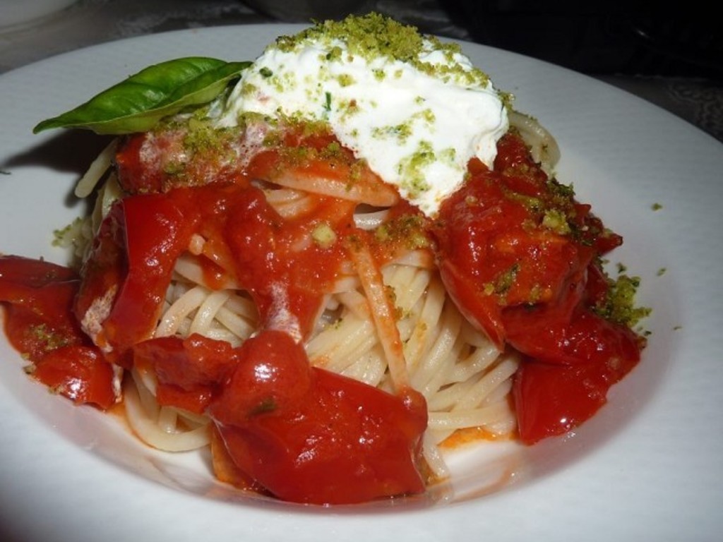 Spaghetti al pomodoro, basilico e stracciatella