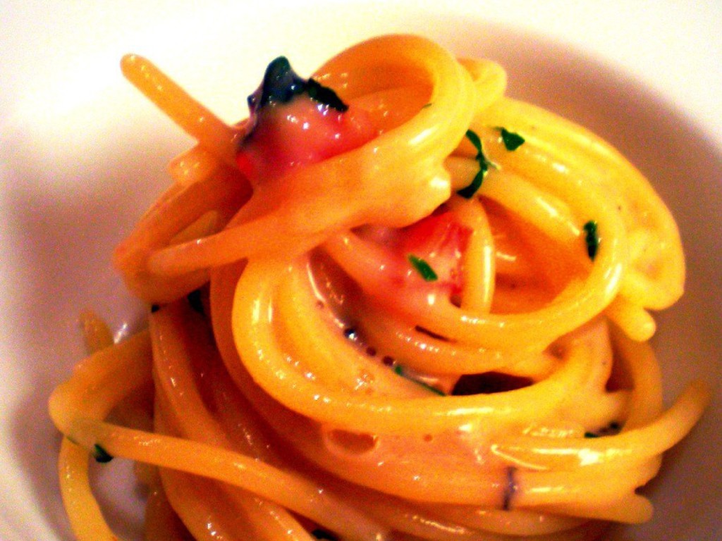 Spaghetti alle canocchie, panna al caffè, aneto, semi di coriandolo