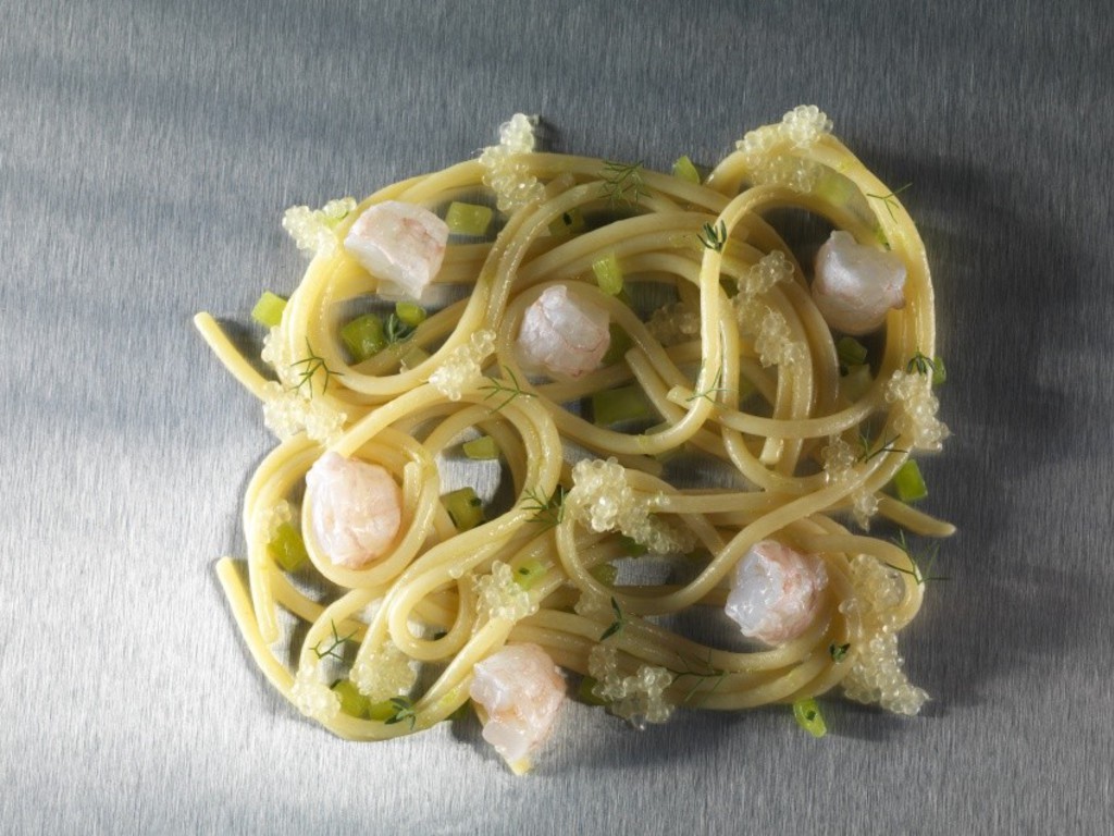 Spaghetti bolliti, scampi e battuto di verdure