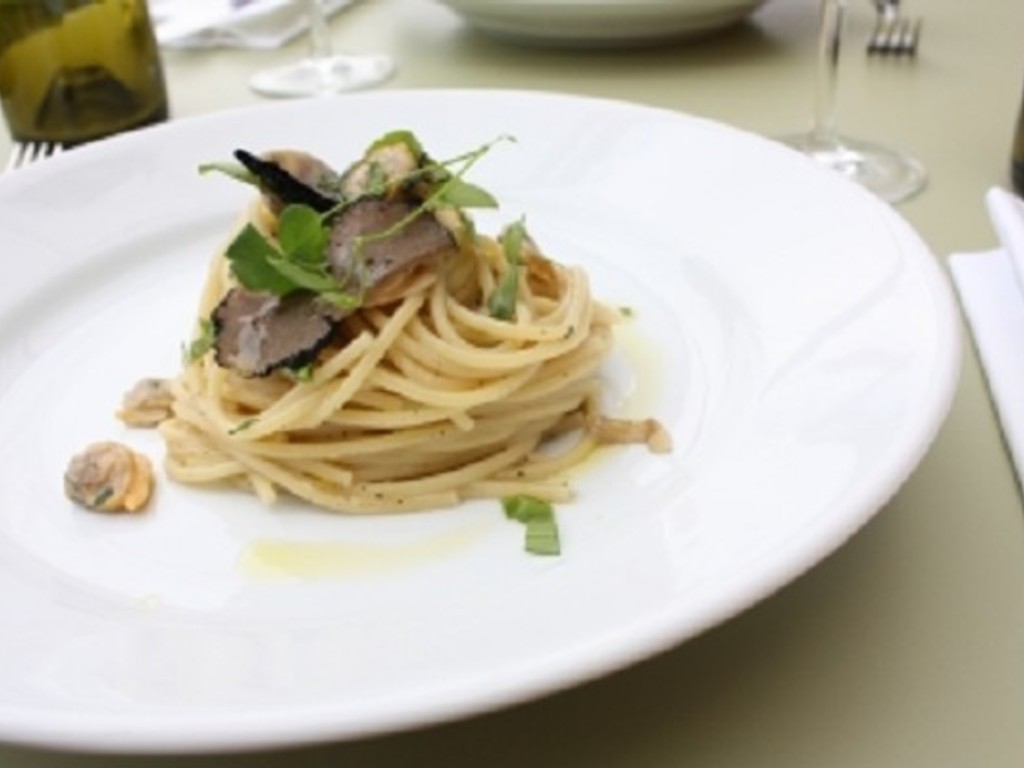 Spaghetti con vongole, tartufo nero ed erba brusca