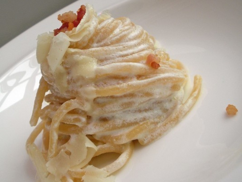 Spaghetti di farina affumicata al legno di melo, piselli crudi e ricotta fresca di capra