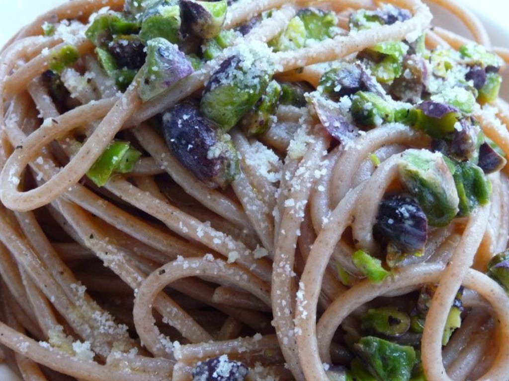 Spaghetti integrali, cacio, pepe e pistacchi 