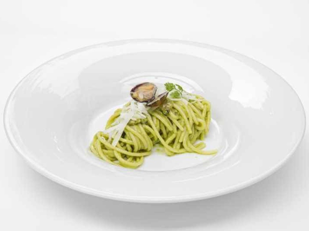 Spaghetti quadrati  "De Cecco"con clorofilla di zucchine provolone del monaco e vongole