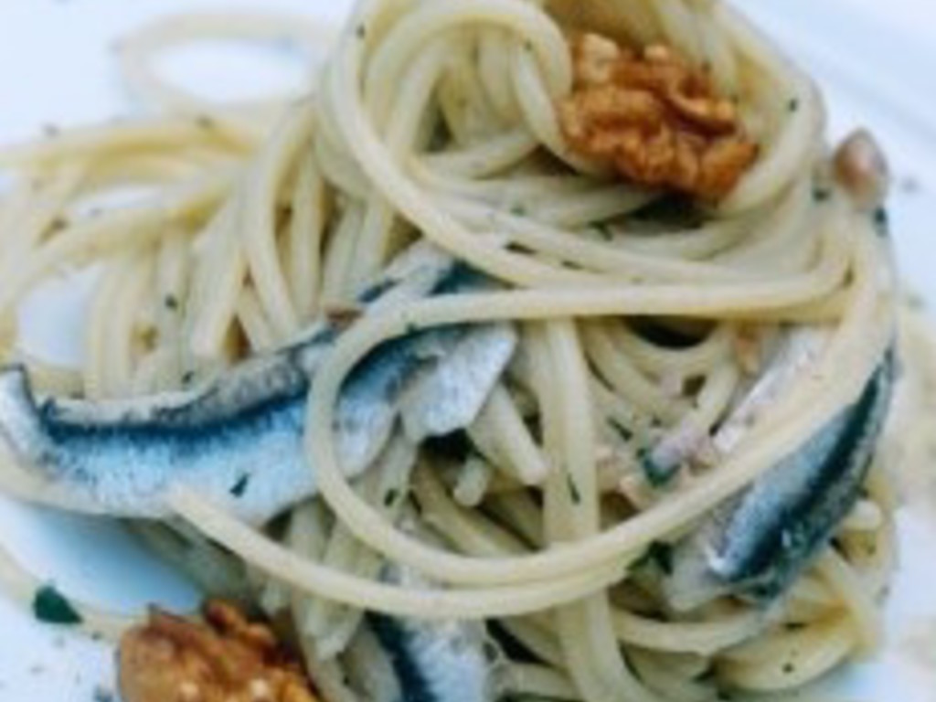 Spaghetti, aglio, olio, alici e noci