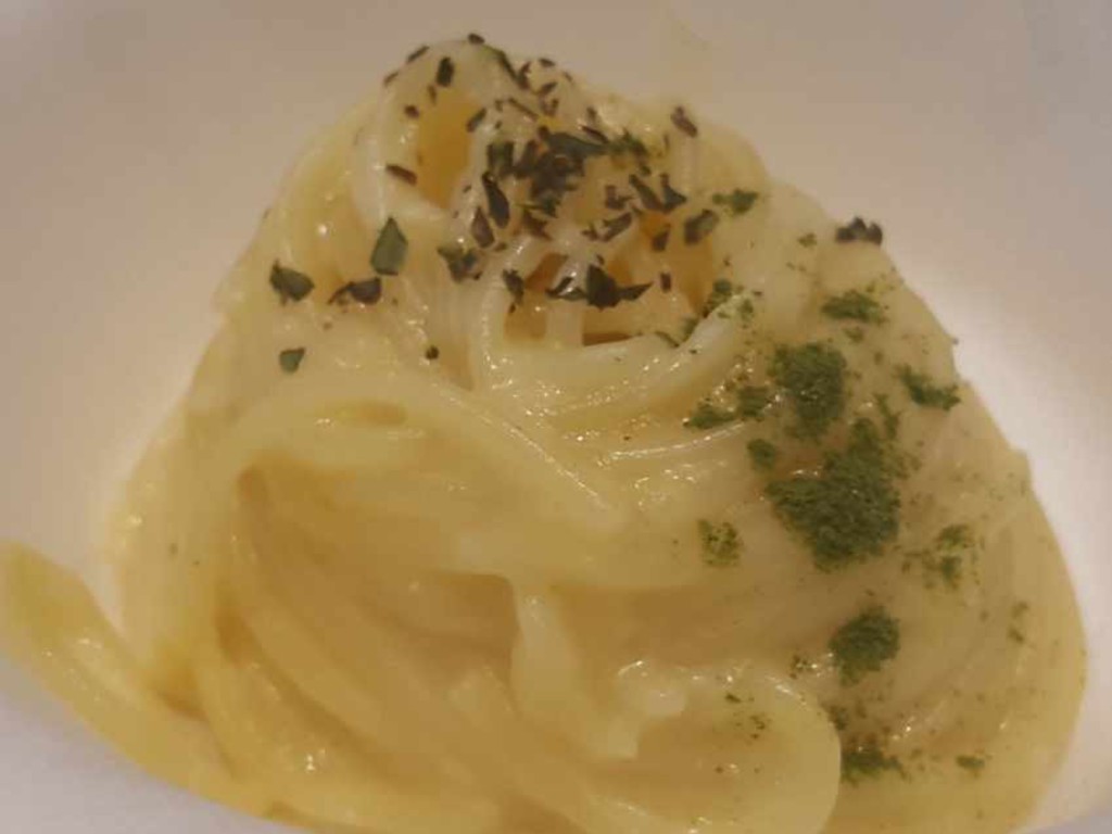 Spaghettini con acqua di limone, olio e provolone