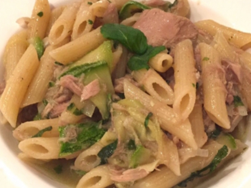 Penne con zucchine trifolate, tonno, limone e basilico