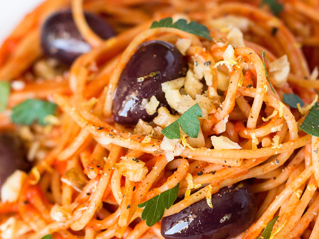 Spaghetti saltati alle olive, pomodorini e olio di oliva
