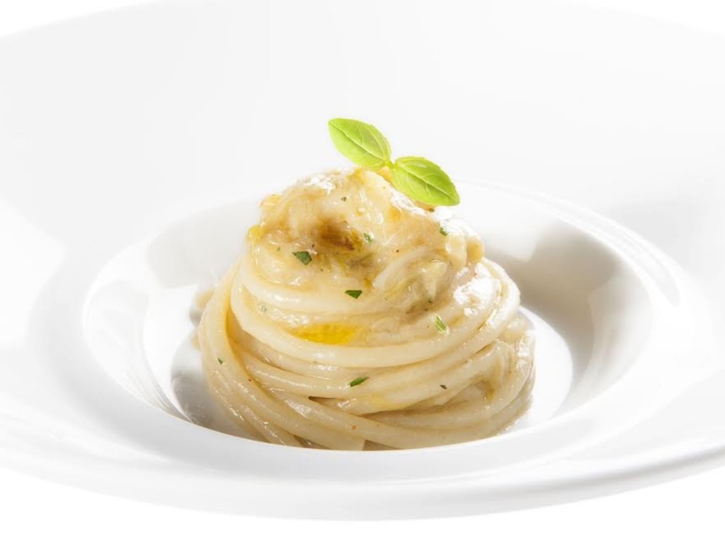 Spaghettoni di grano duro di Benedetto Cavalieri al cipollotto fresco e peperoncino con filo d'olio e basilico ligure