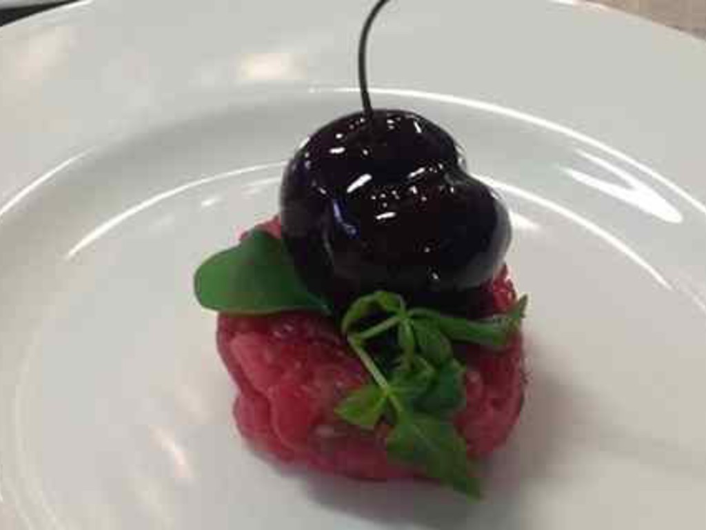 Carne cruda, ciliegie e foie gras