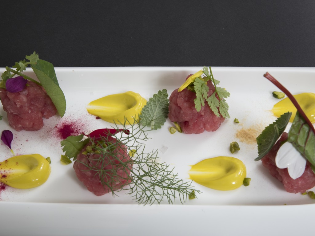 Carne cruda, emulsione ai pistacchi americani, polveri e foglie