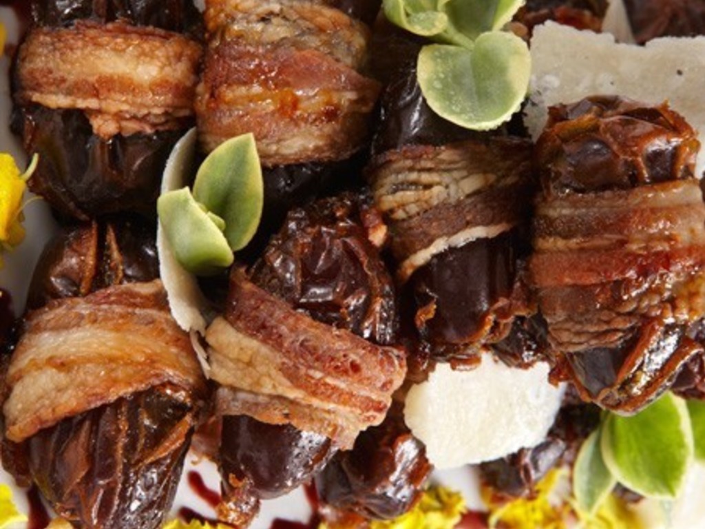 Datteri farciti con parmigiano e avvolti nel bacon