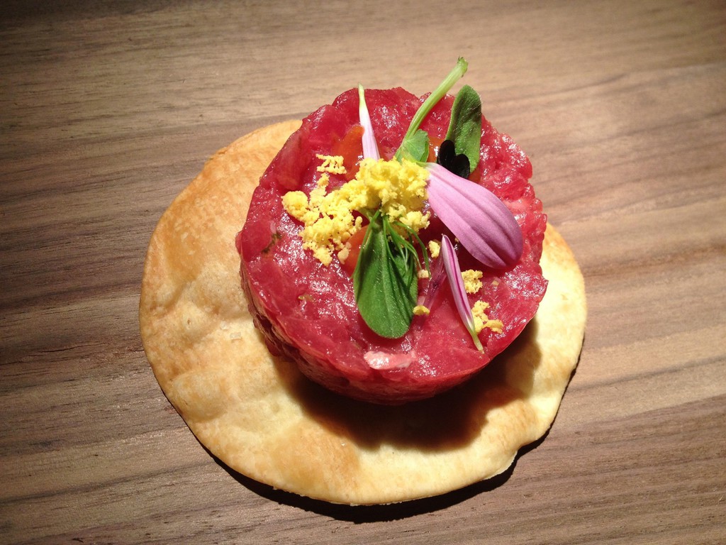 Focaccia di Recco con controfiletto di manzo crudo  e composta di pomodoro piccante