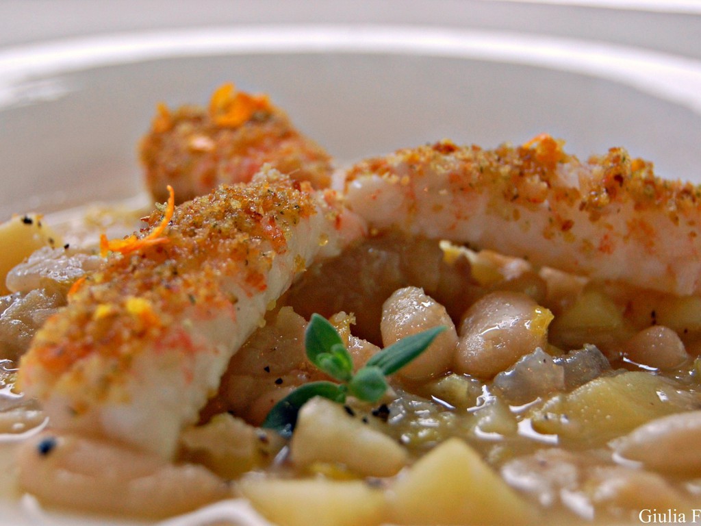 Insalata calda di nervetti, fagioli toscanelli, patate e porri con scampi in crosta di pane profumato all'arancio.