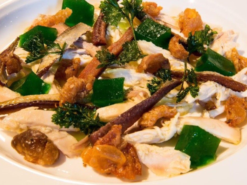 Insalata tiepida di pollo bio, sarde essiccate di Monte Isola, salsa verde,  pop-corn di pollo
