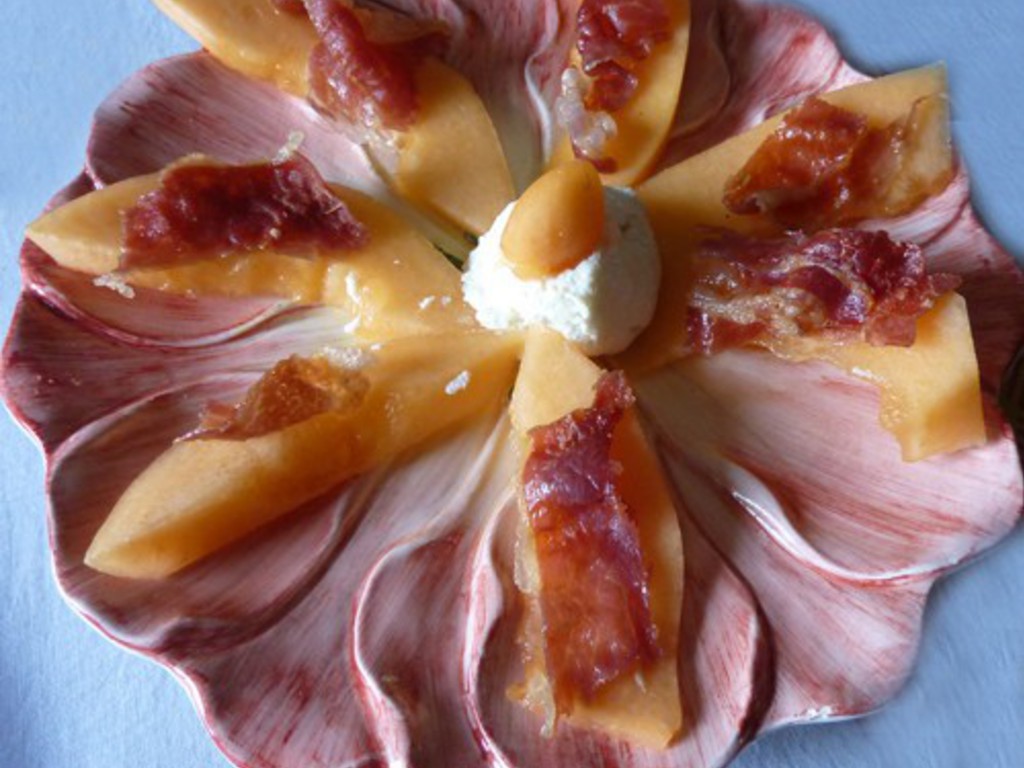 Melone a spicchi con ricotta e prosciutto croccante