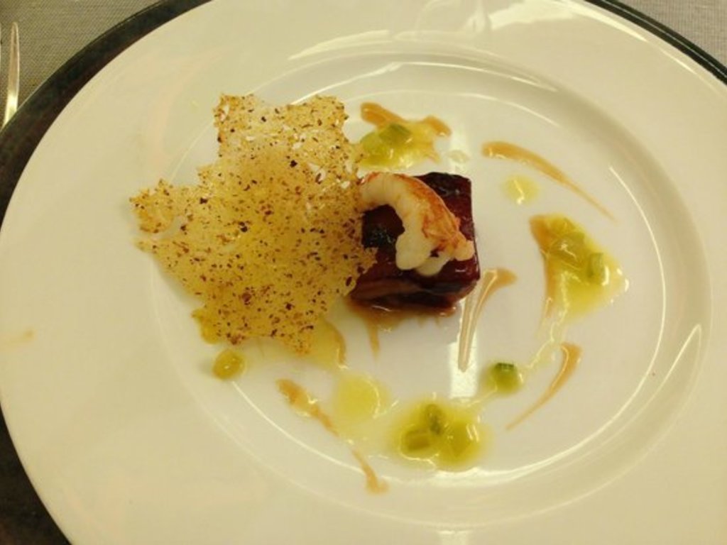 Musetto di maiale con scampi e pomodori verdi