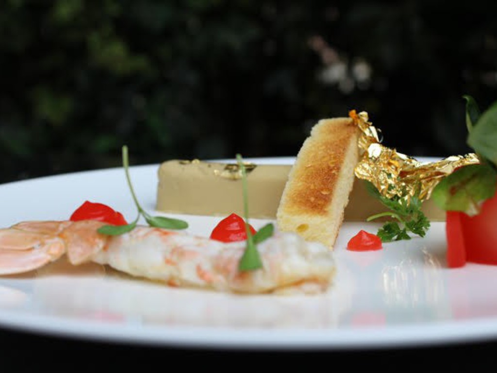 Parfait di foie-gras d'anatra alla mela verde con gel al Ferrari rosè e zenzero, scampo scottato e foglia d'oro