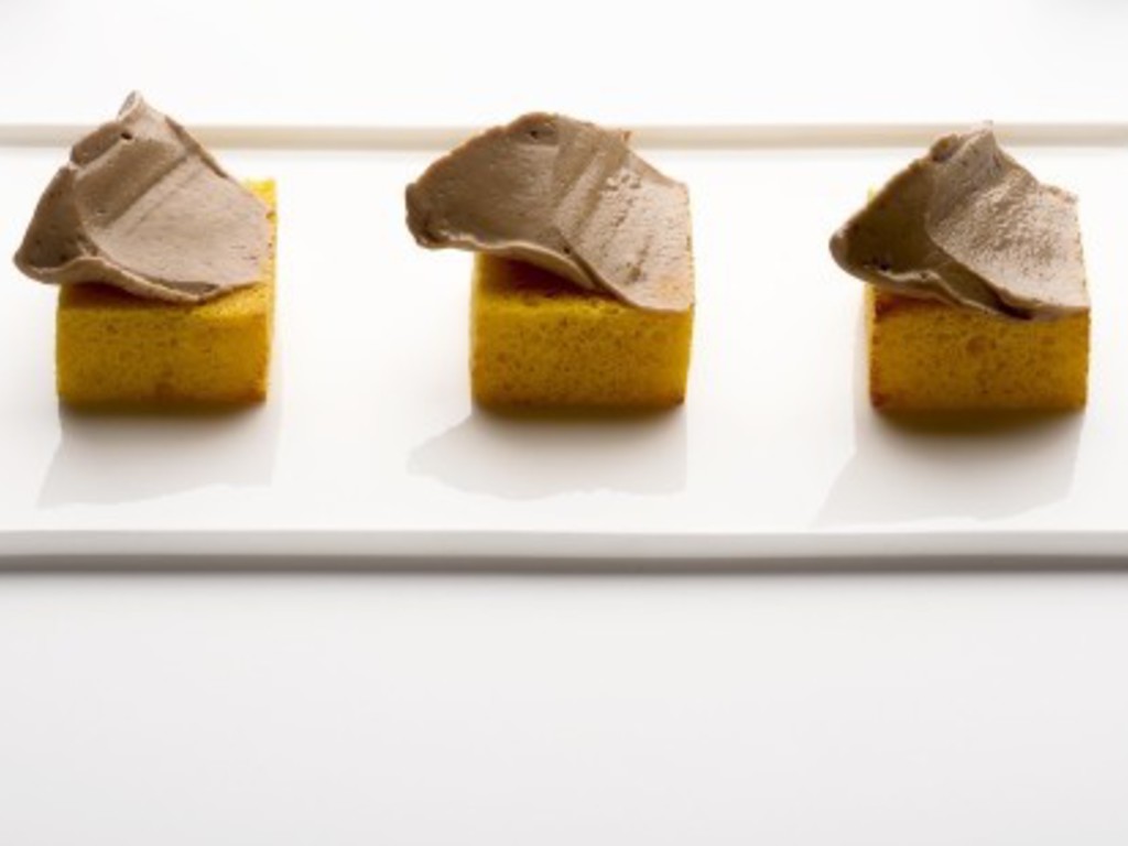 Paté di fegatini di piccione e anatra alla crema di tartufo bianco e pan brioche caldo