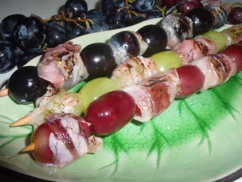 Spiedini di uva e pancetta