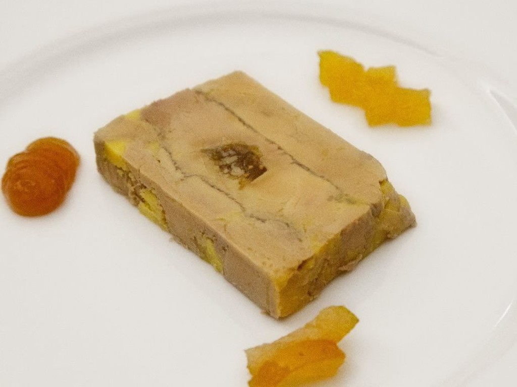 Terrina di fegato grasso d'anatra ai fichi neri, mostrada di frutta e pan brioche