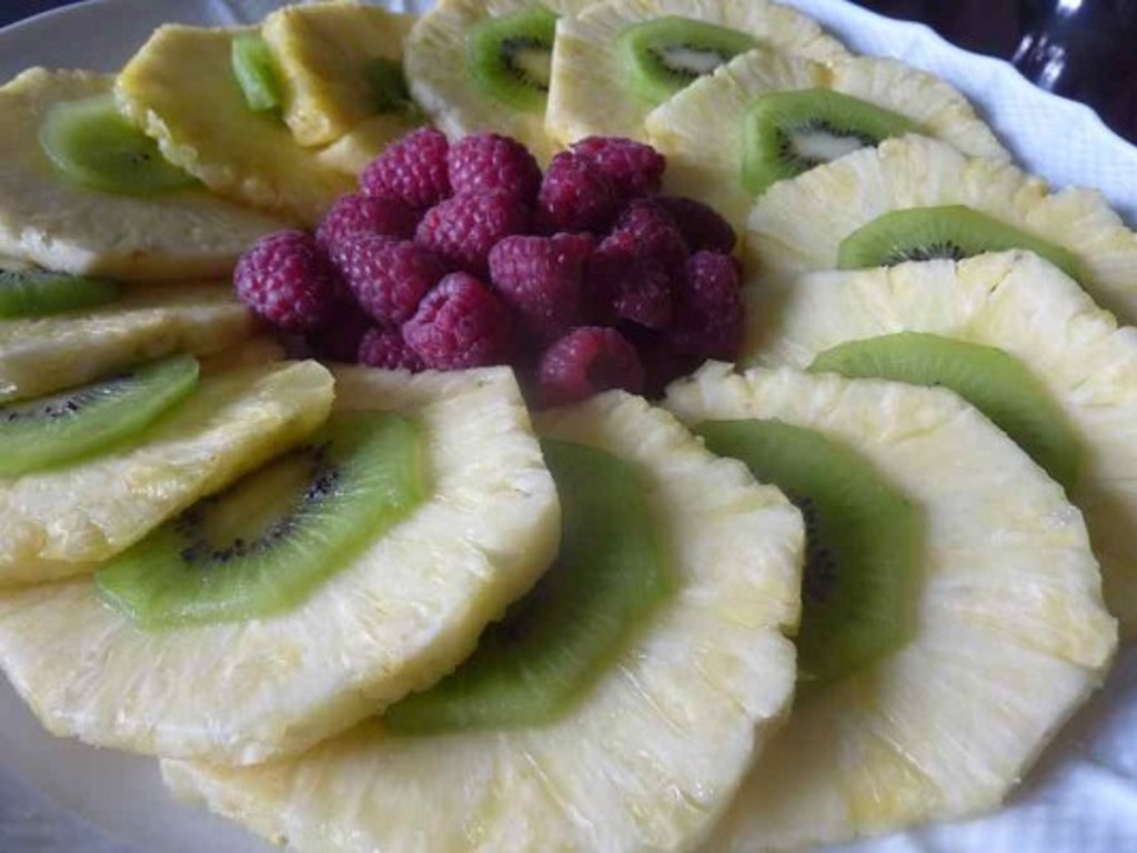 Ananas, kiwi e lamponi