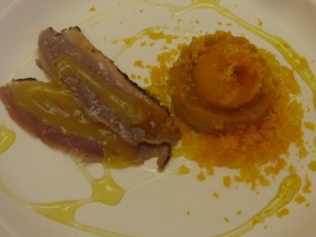 Uova di quaglia caramellate su mousse d'anatra e il suo foie gras,  bottarga di uova d'anatra e anatra fredda all'arancia