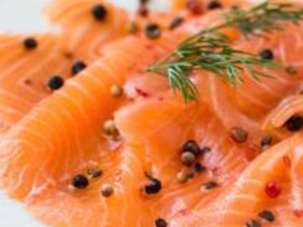 Carpaccio di salmone e pomodorini