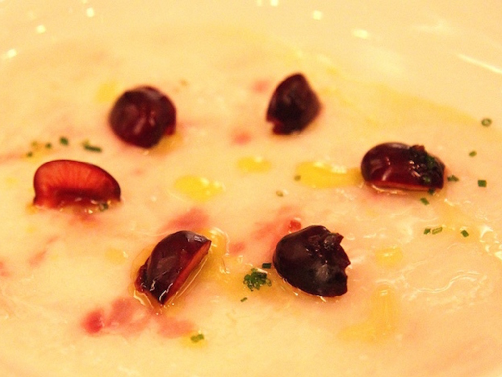 Carpaccio di spigola e ciliegie