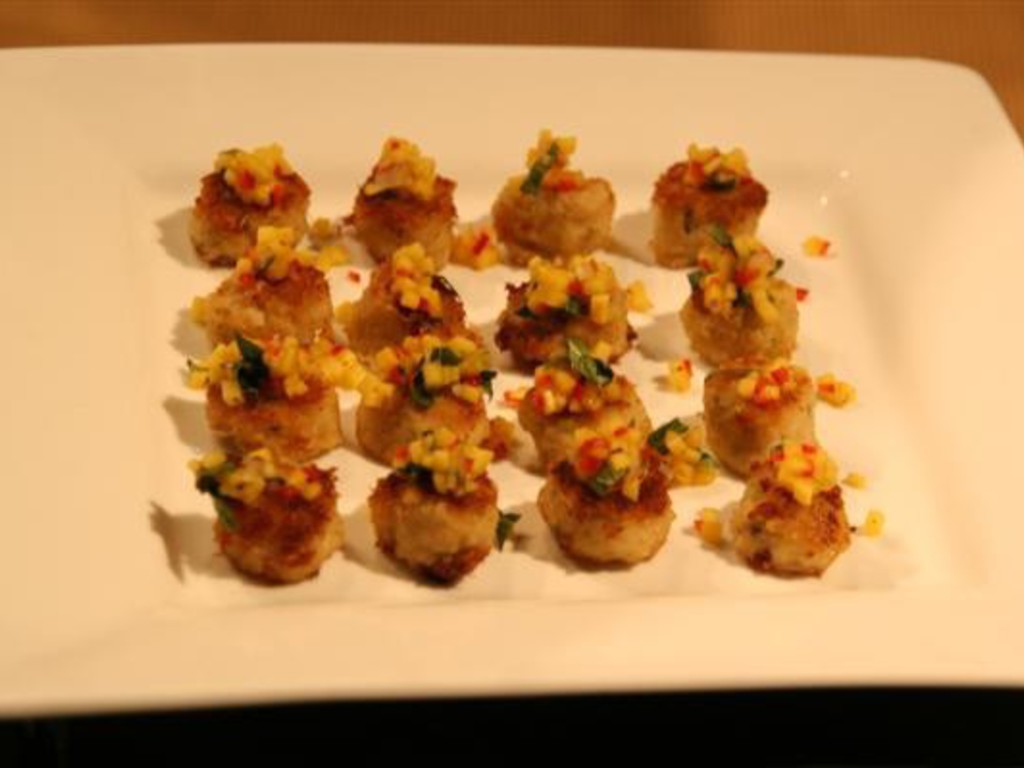 Crocchette di granchio impanate con Wasabi peas con mango e basilico thai