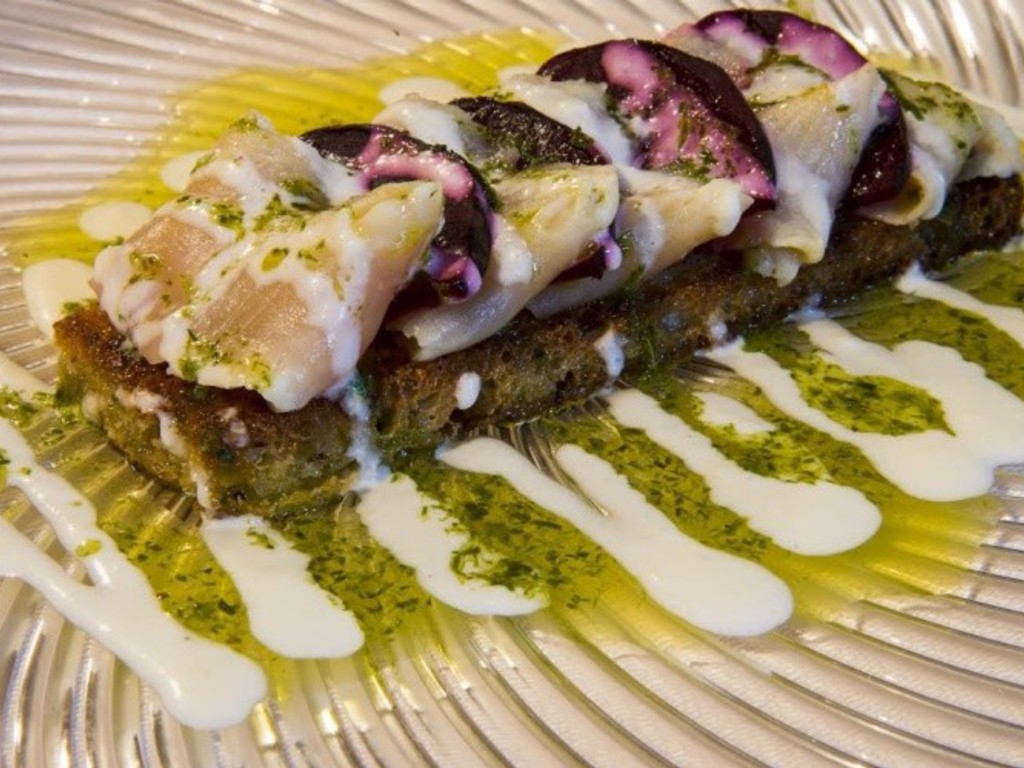 Crostone di pane alle olive, tiepido di salmerino, bietole ed erbe aromatiche