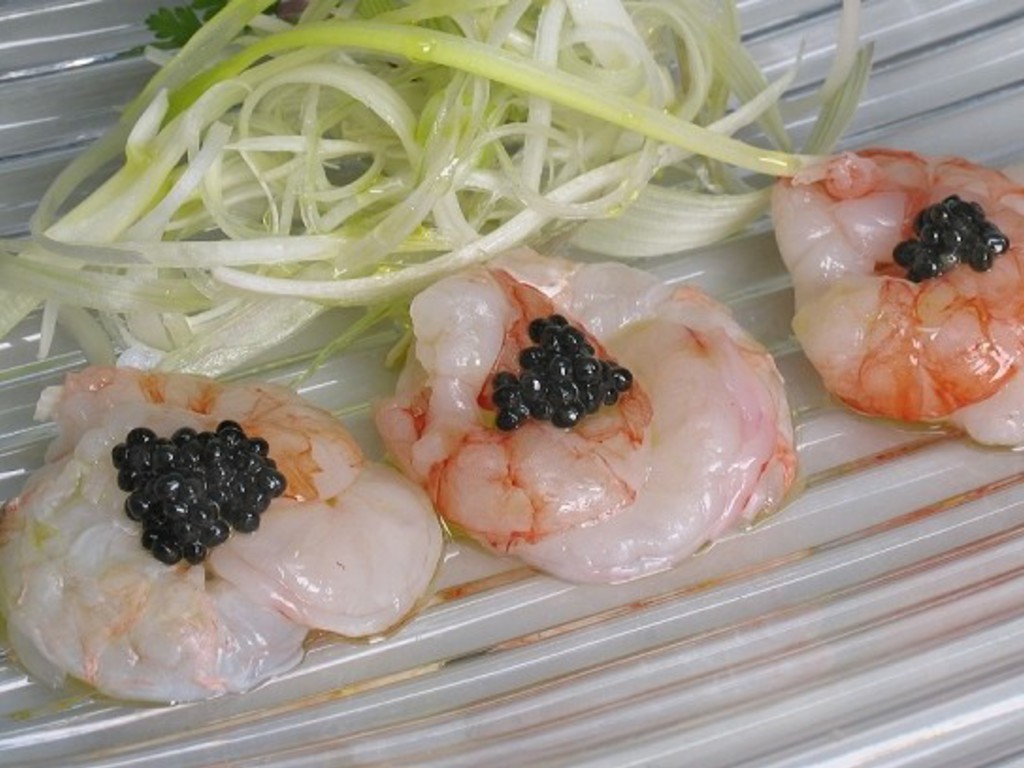 Gamberi di San Remo leggermente marinati e serviti con caviale e cipollotto fresco