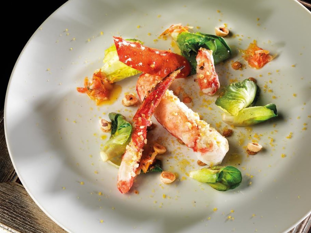 Granchio reale al vapore con pralinato di nocciole e bottarga