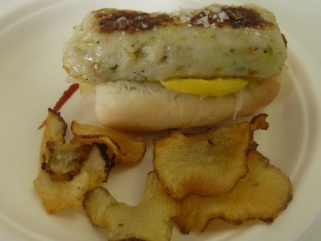 Hot dog di branzino arrosto ripieno di ricci di mare con crauti, maionese al lime, crema dolce di pomodoro e chips di topinambur