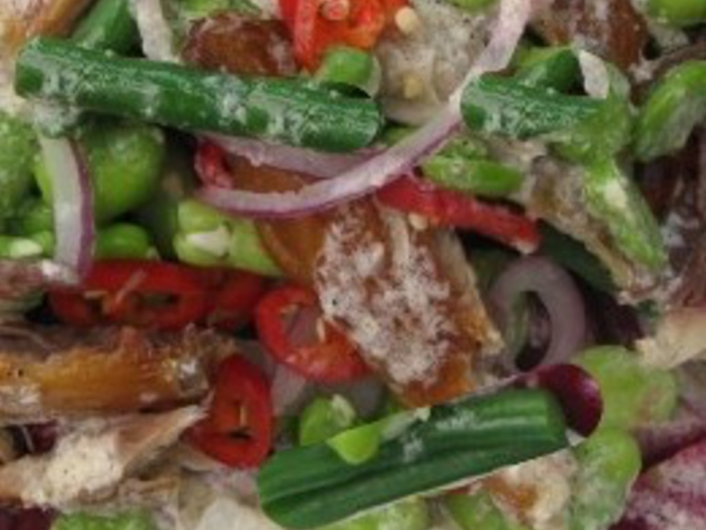 Insalata di fagiolini marinati, pomodorini, olive nere e sgombri