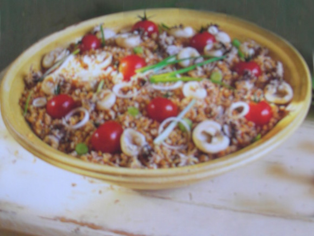 Insalata di farro, calamarini e pomodorini ciliegia