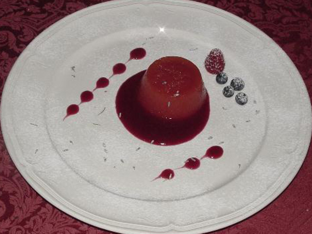 Aspic di anguria al profumo di lavanda con frutti di bosco