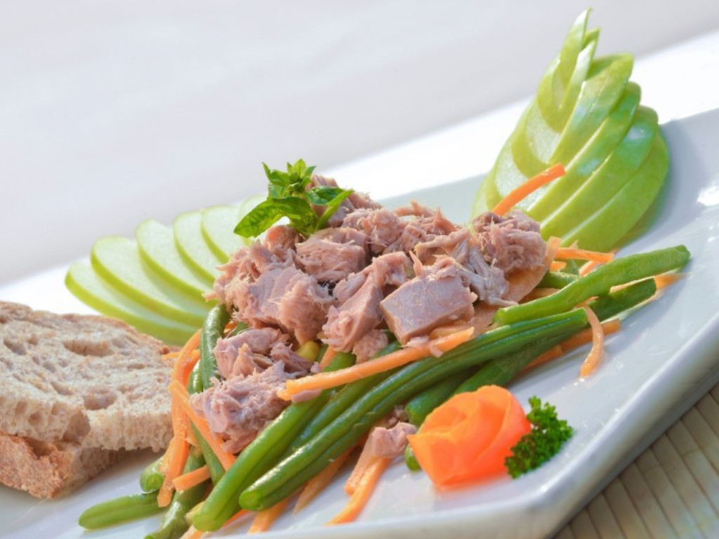 Insalata di tonno, fagiolini, carote e mais