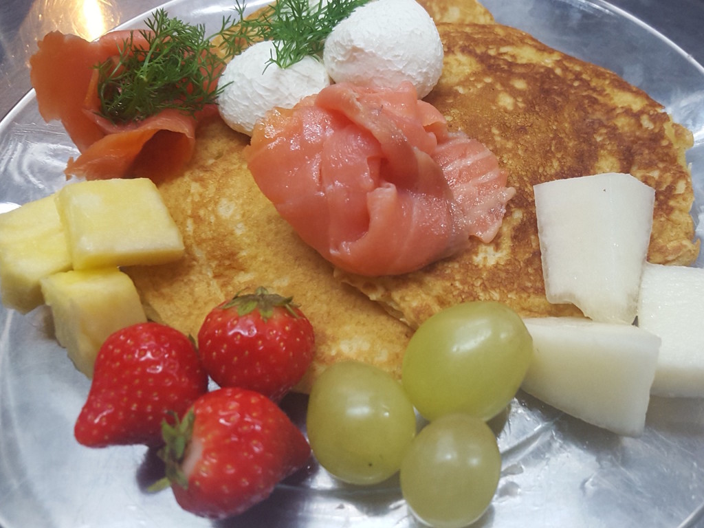 Pancakes, salmone, cream cheese e frutta