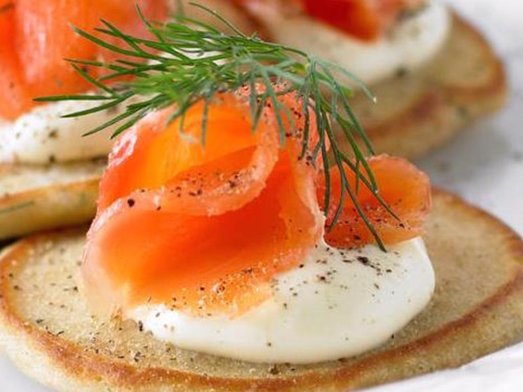 Blinis di grano saraceno con salmone affumicato